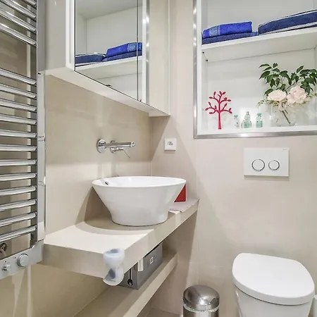 Charming 1br In Heart Of Apartment *