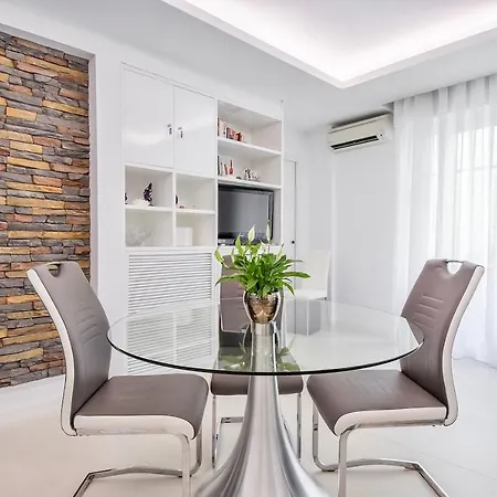 Charming 1br In Heart Of